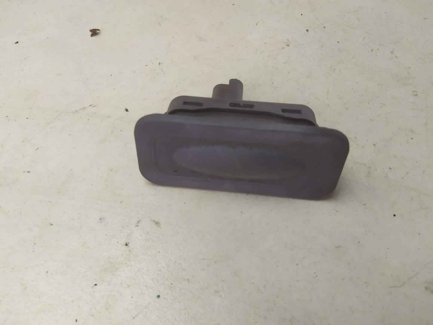 Кнопка открывания багажника