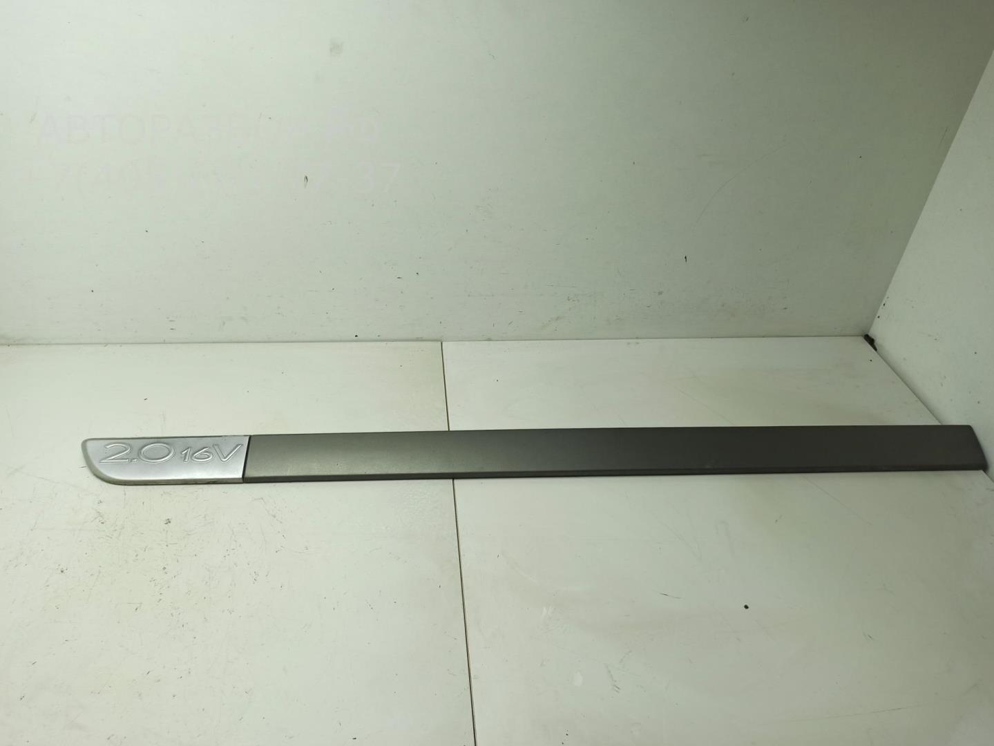 Молдинг двери передней левой