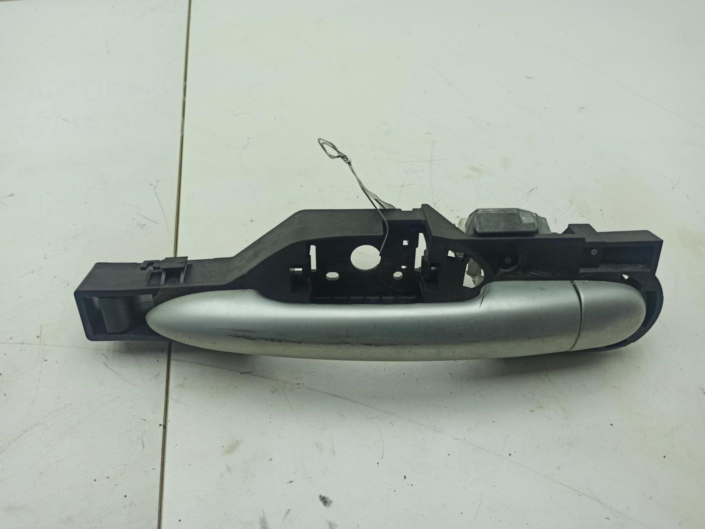 Ручка двери передней наружная правая