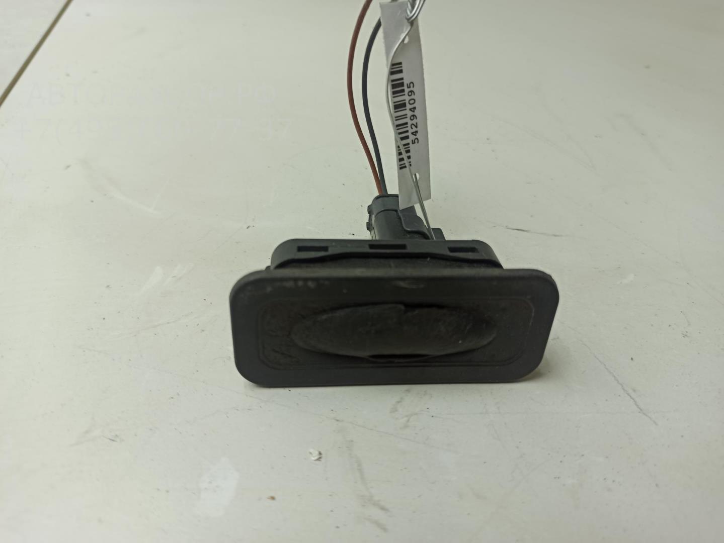 Кнопка открывания багажника