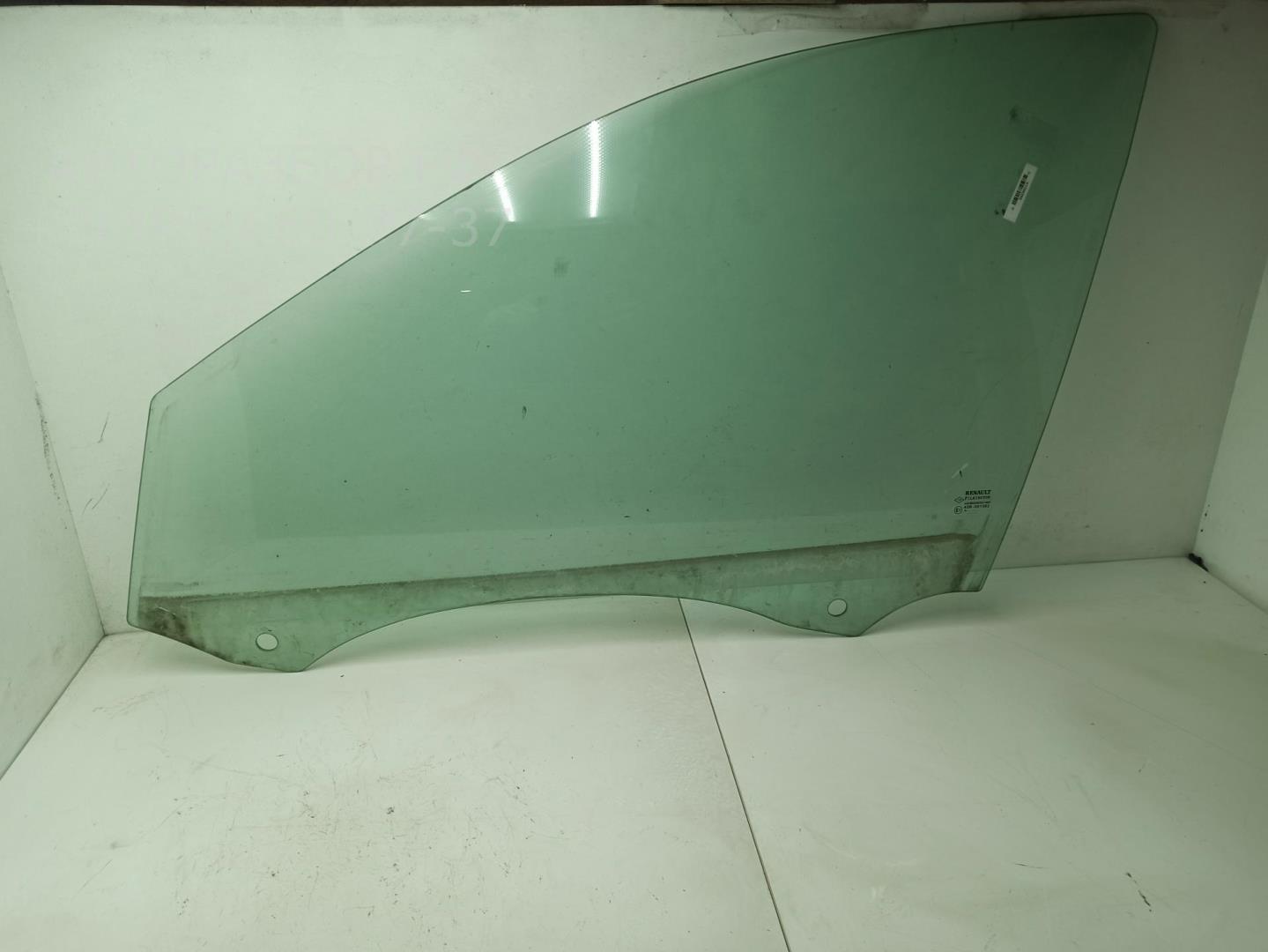 Стекло двери передней левой