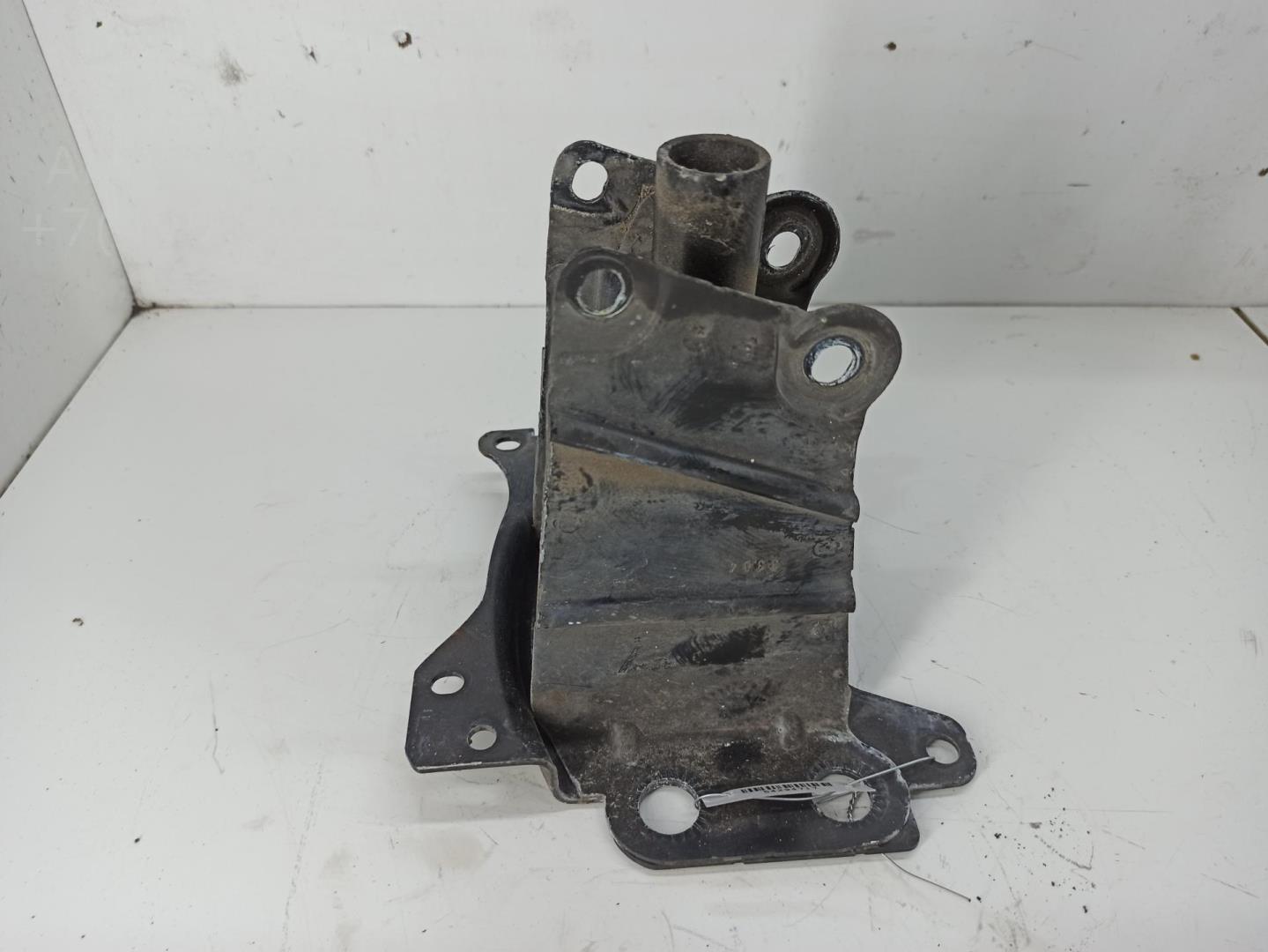 Кронштейн переднего бампера