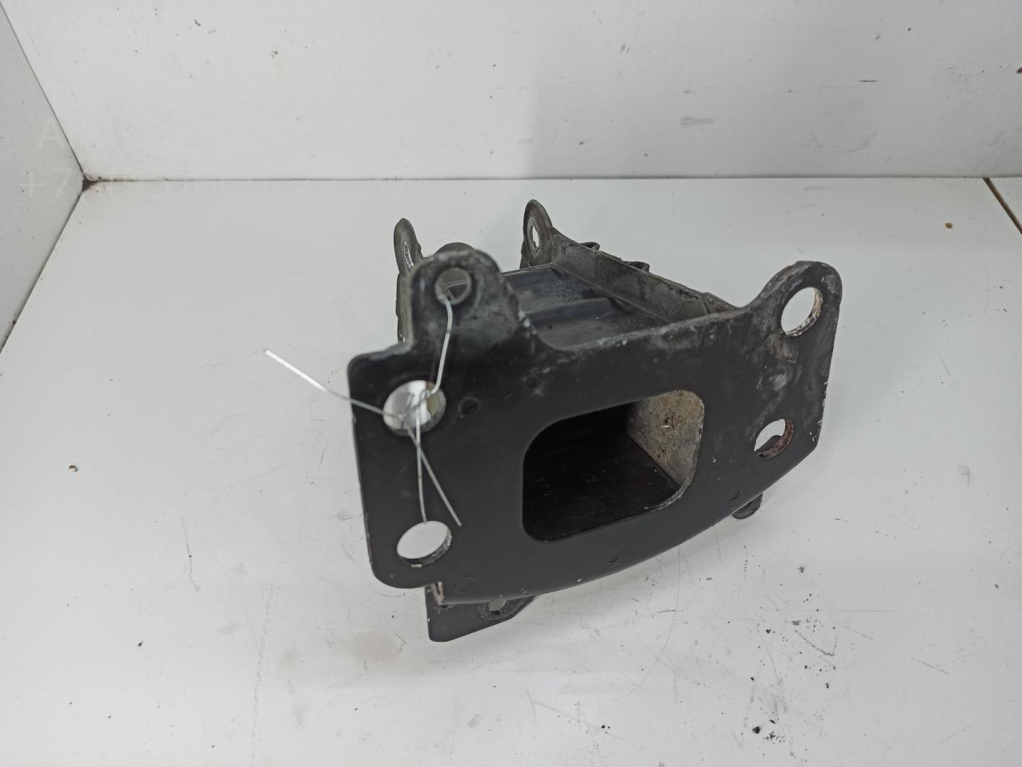 Кронштейн переднего бампера