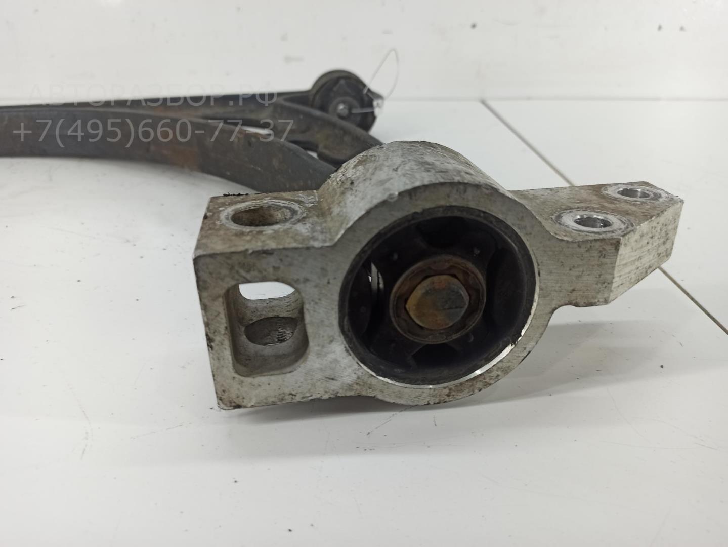 Рычаг передний левый