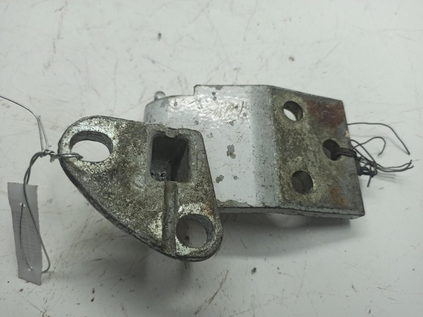 Петля двери