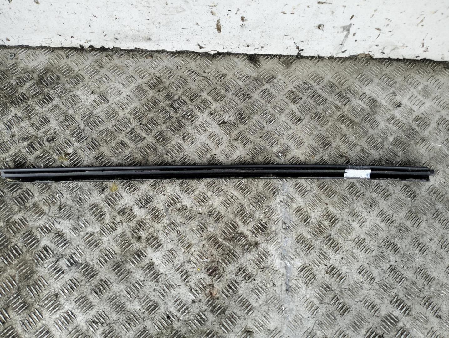 Накладка стекла переднего левого