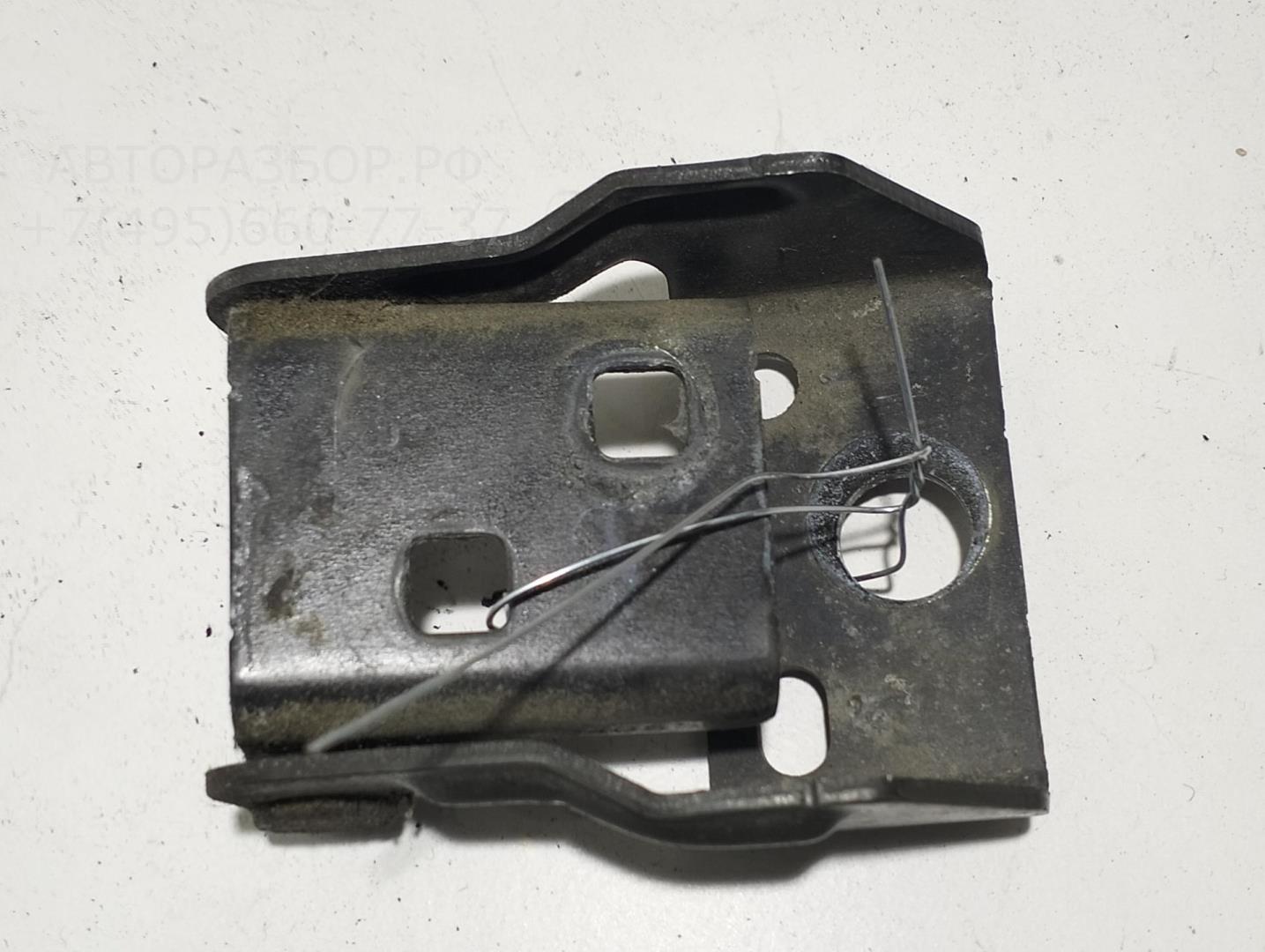 Петля крышки багажника