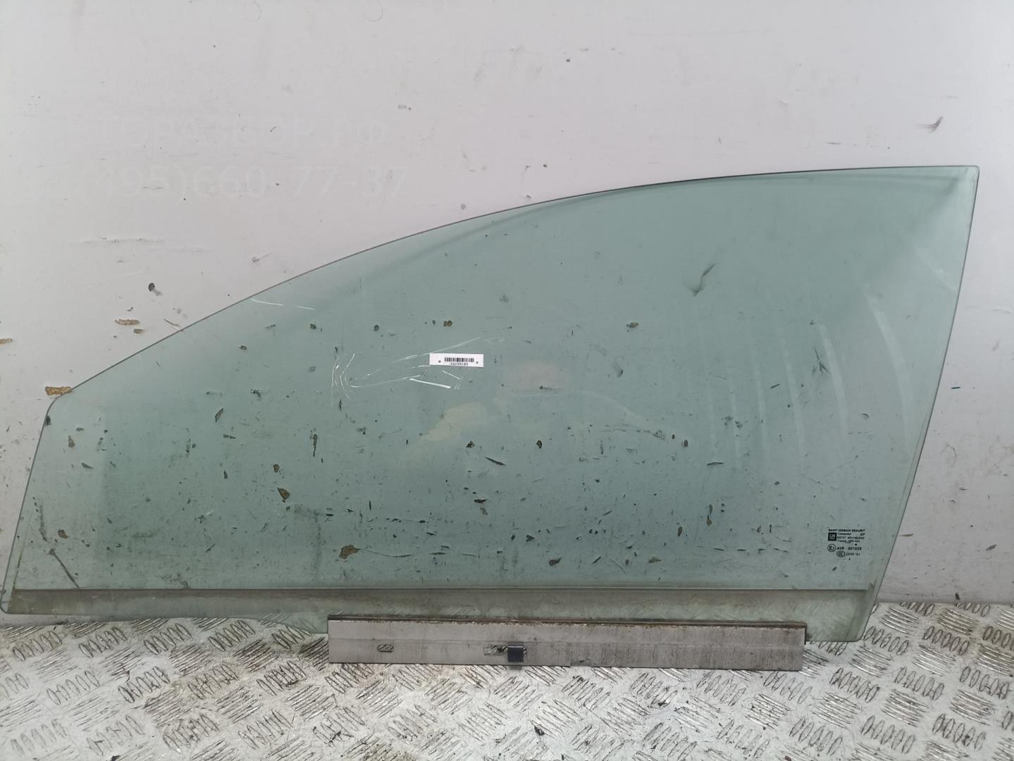 Стекло двери передней левой