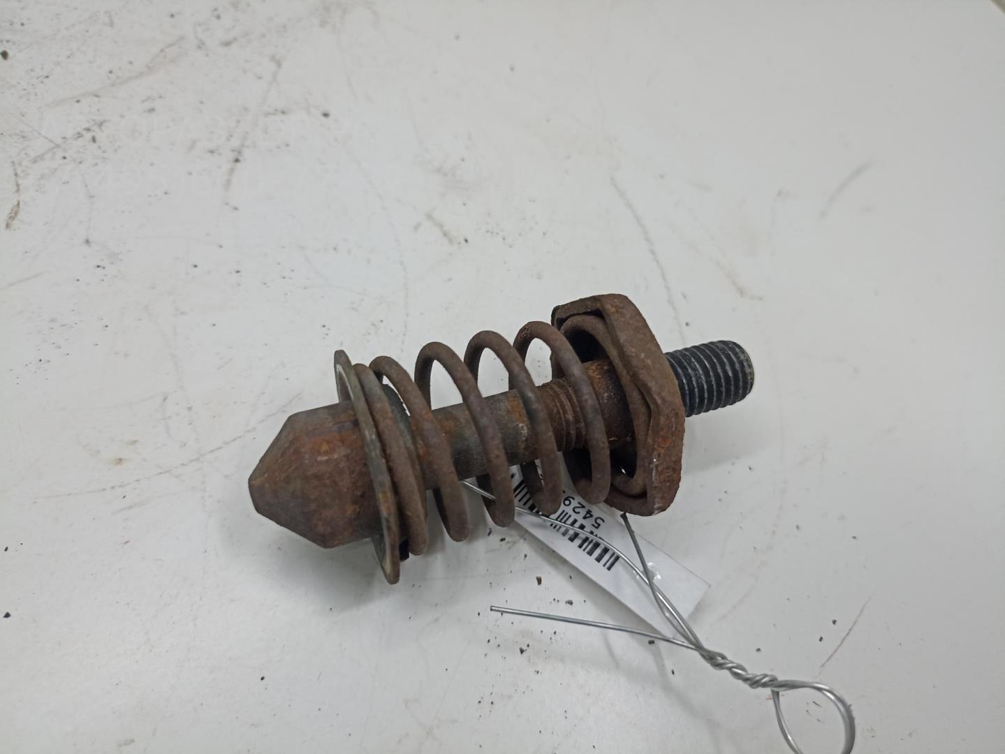 Замок капота