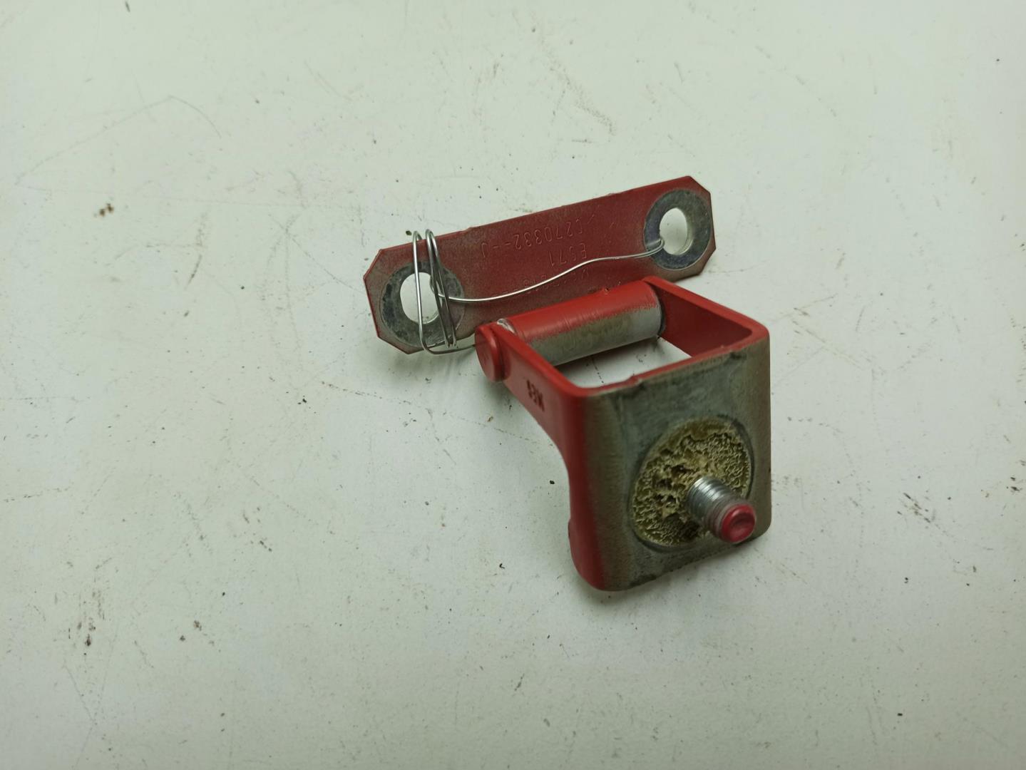 Петля крышки багажника