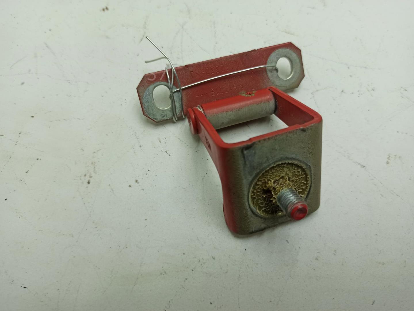 Петля крышки багажника