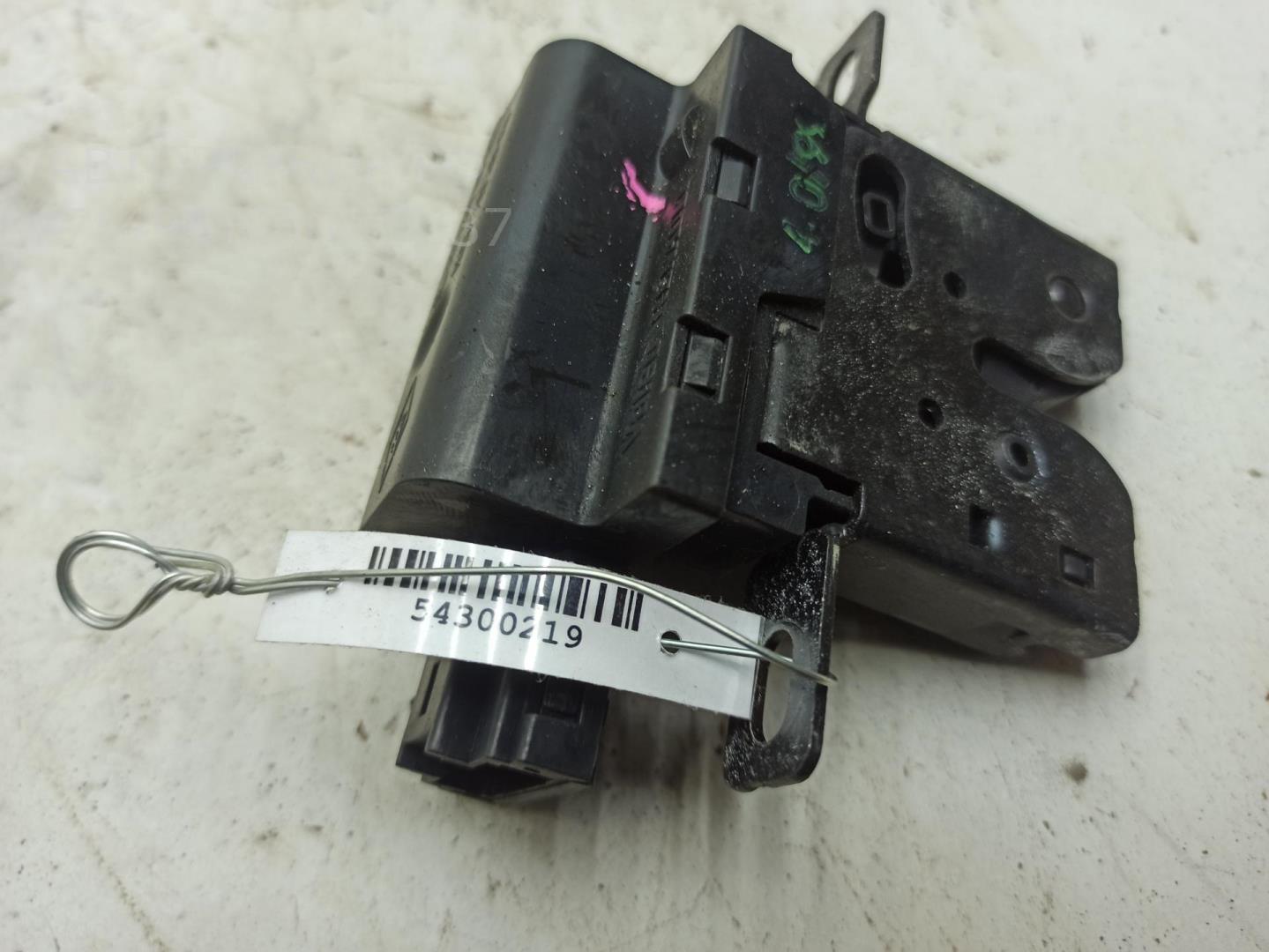 Замок багажника