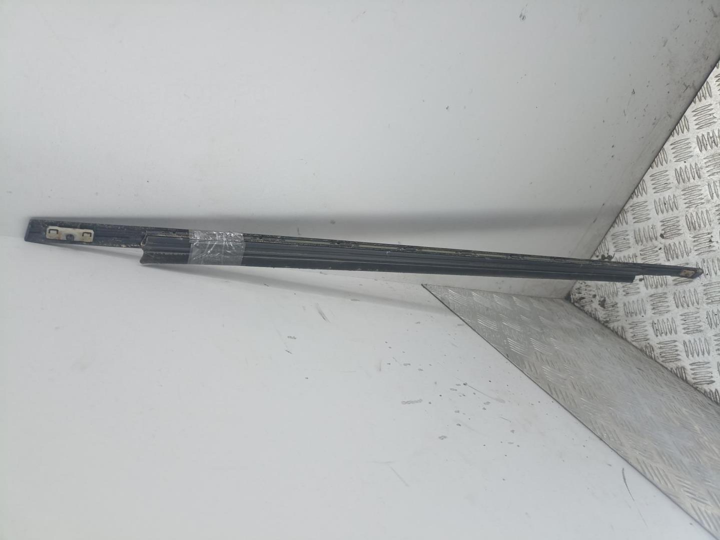 Накладка стекла переднего правого