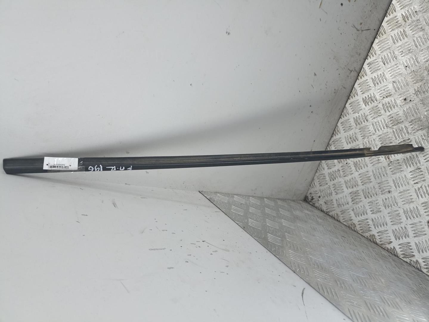 Накладка стекла переднего правого