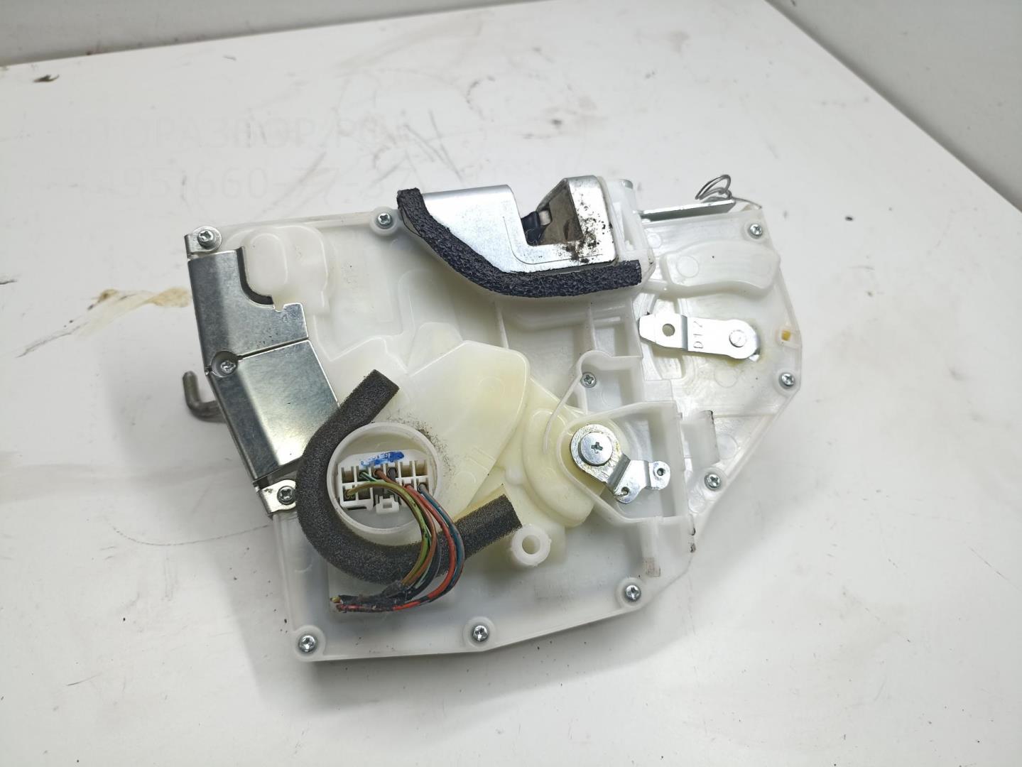 Замок двери передней правой