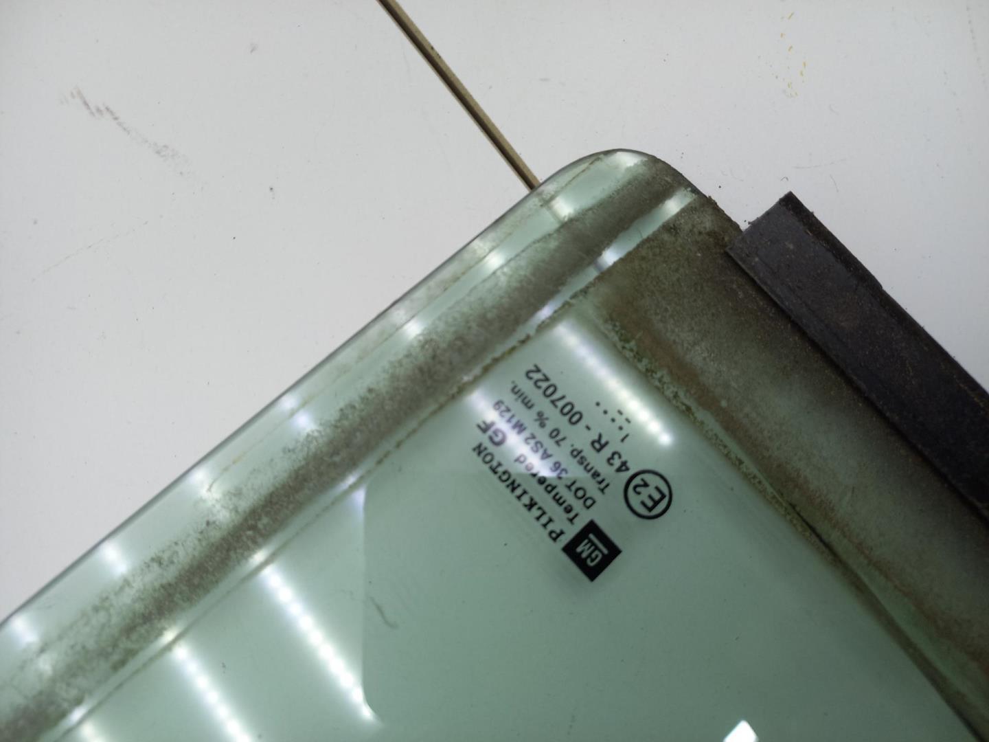 Стекло двери задней левой (форточка)