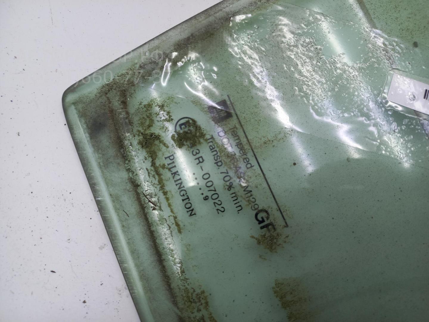 Стекло двери задней правой (форточка)