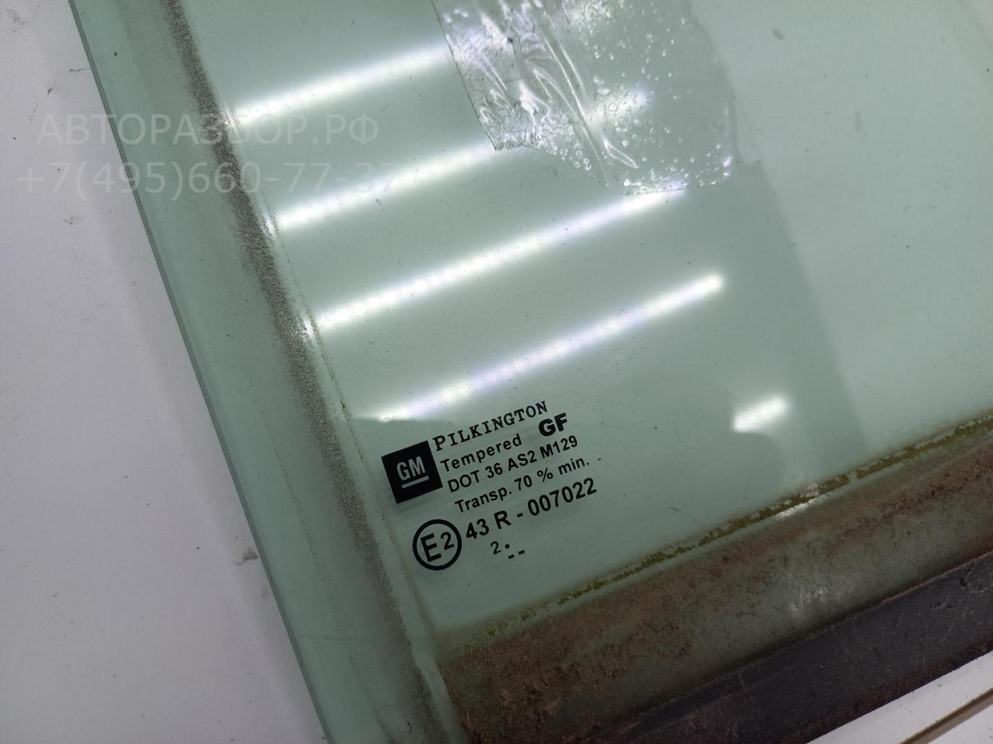 Стекло двери задней правой (форточка)