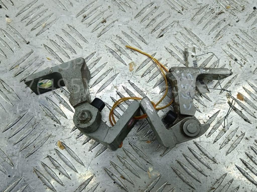 Петля двери