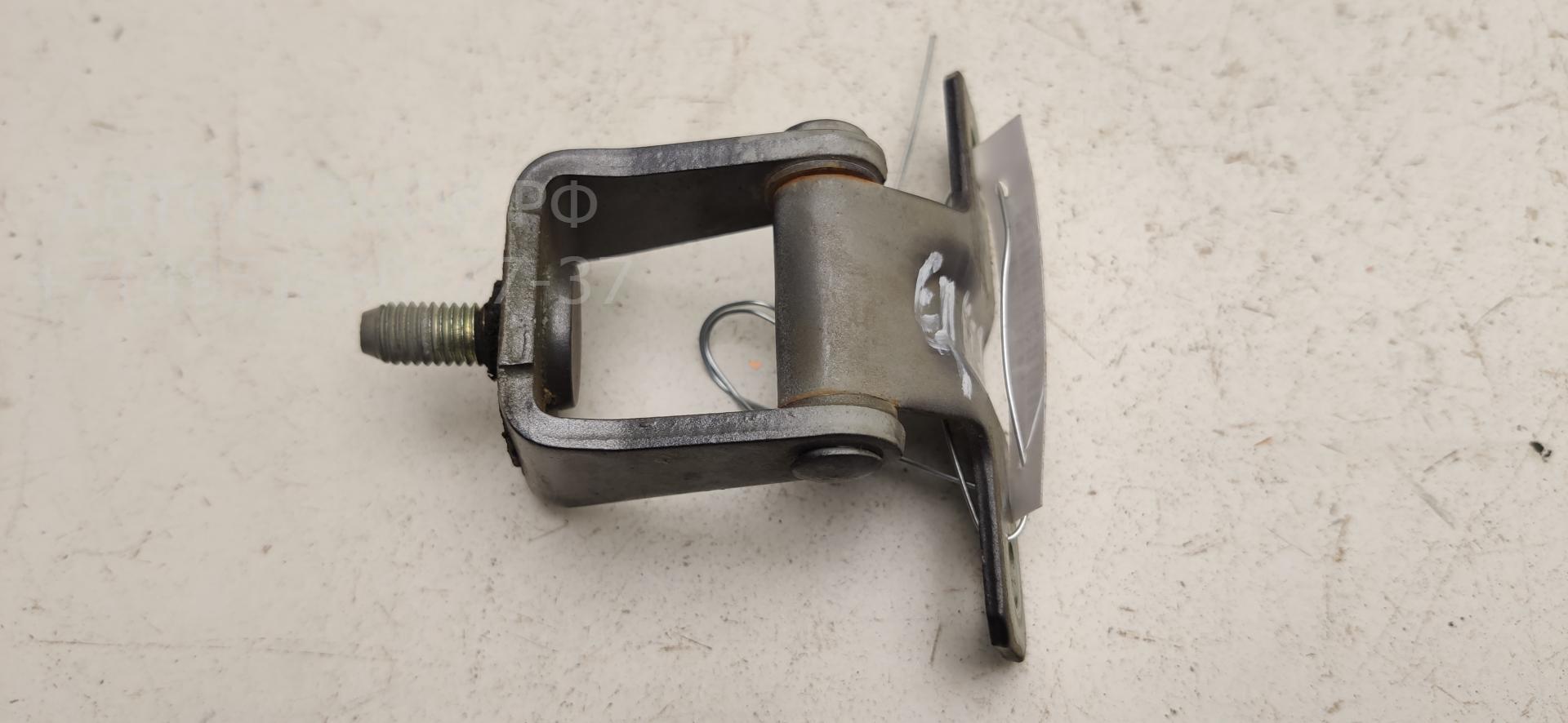 Петля крышки багажника