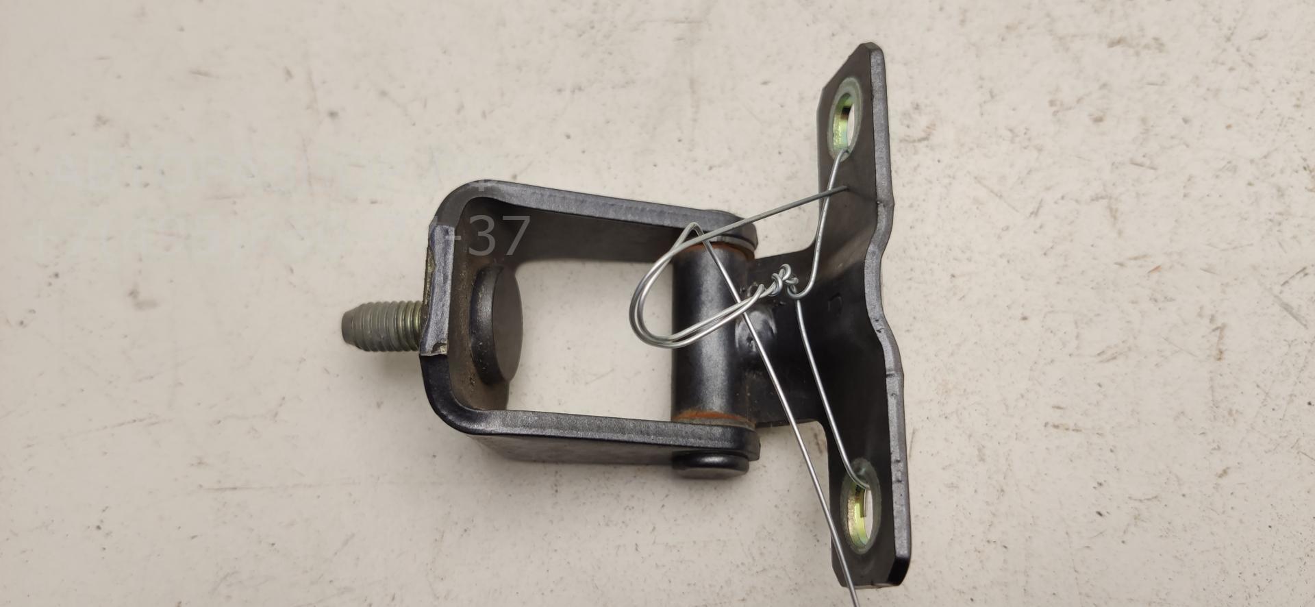 Петля крышки багажника