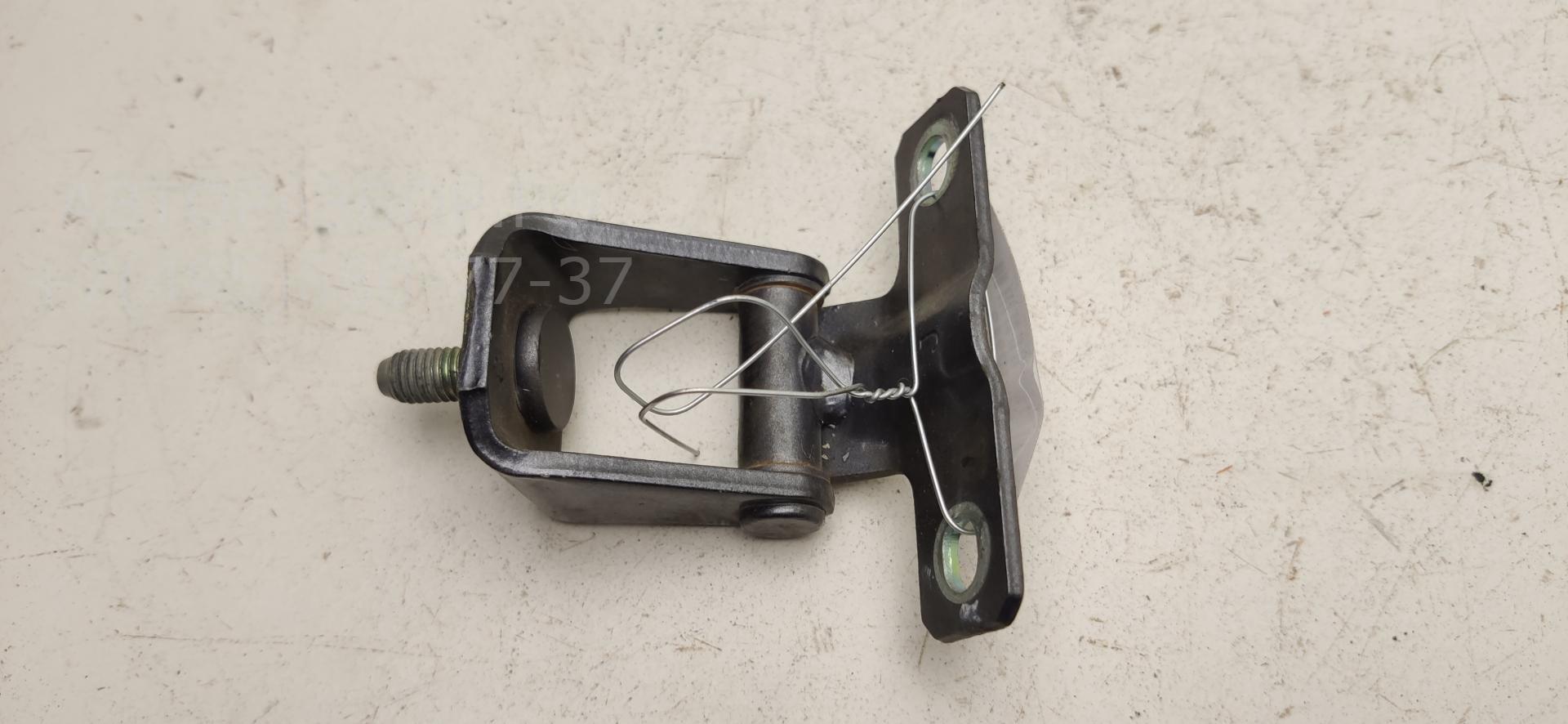 Петля крышки багажника