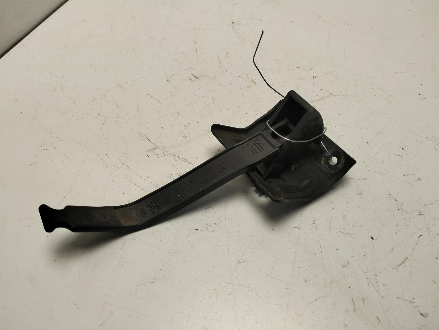 Замок капота