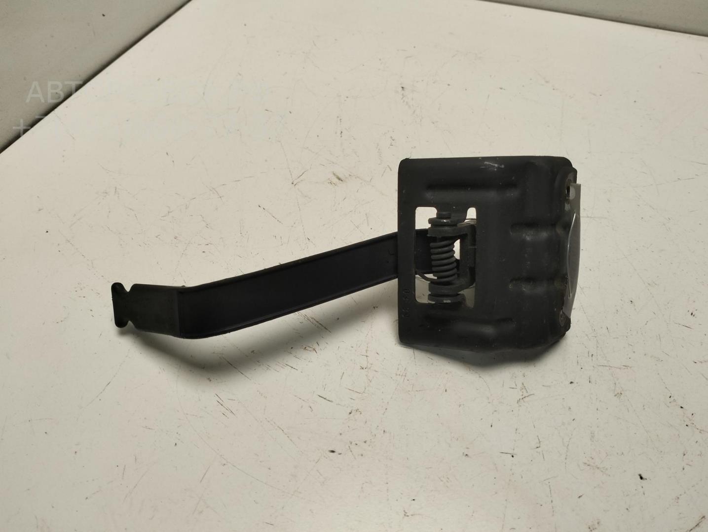 Замок капота