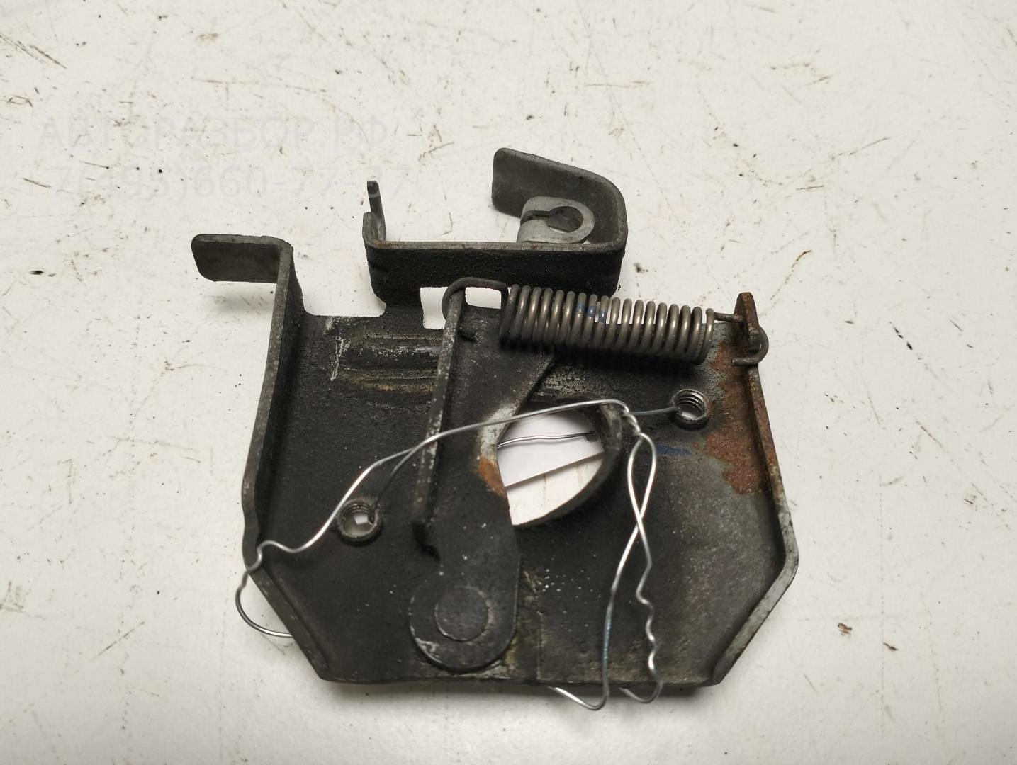 Замок капота