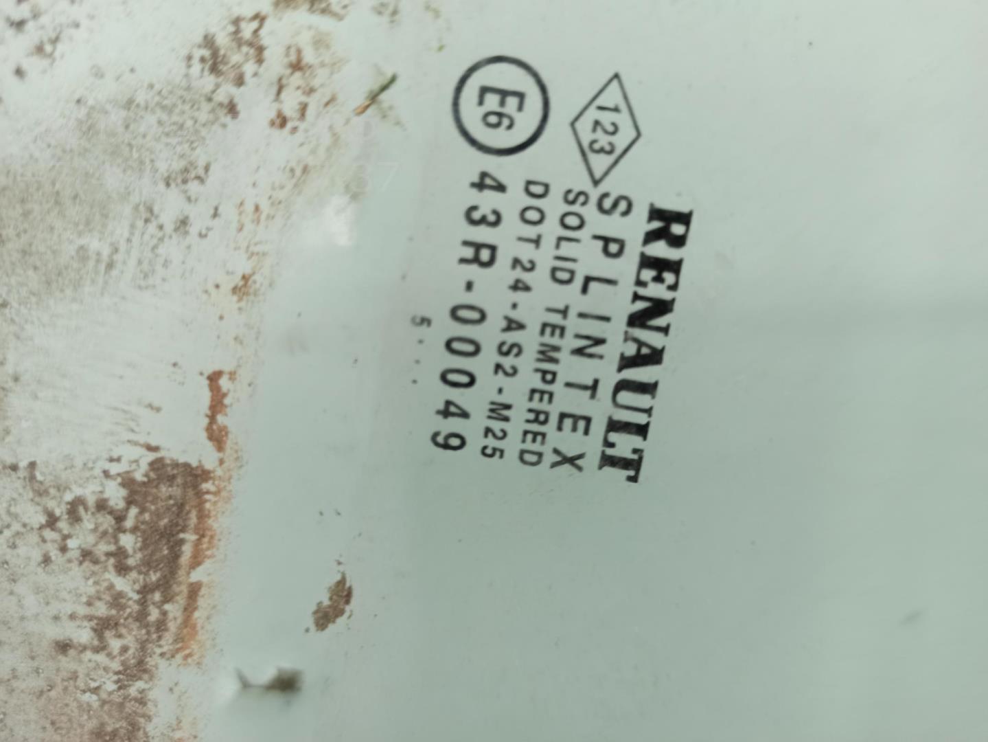 Стекло двери передней правой