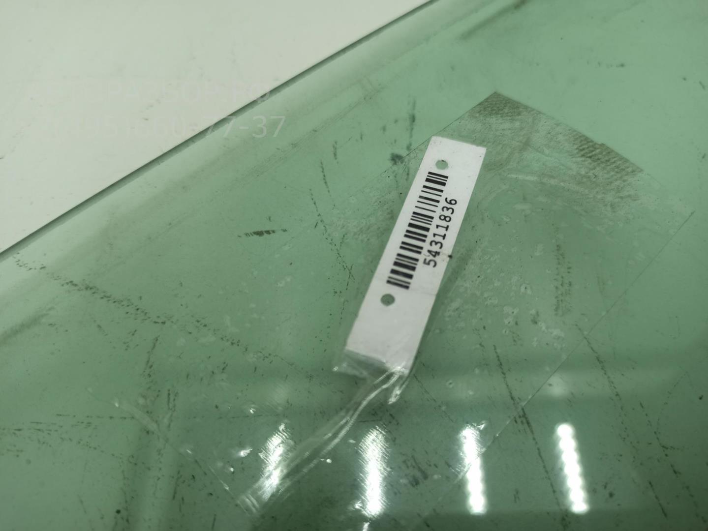 Стекло двери передней левой (форточка)