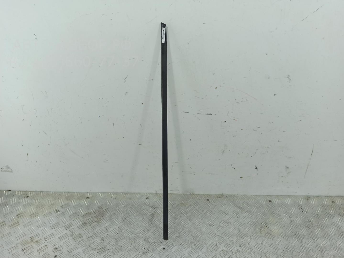 Накладка стекла переднего левого