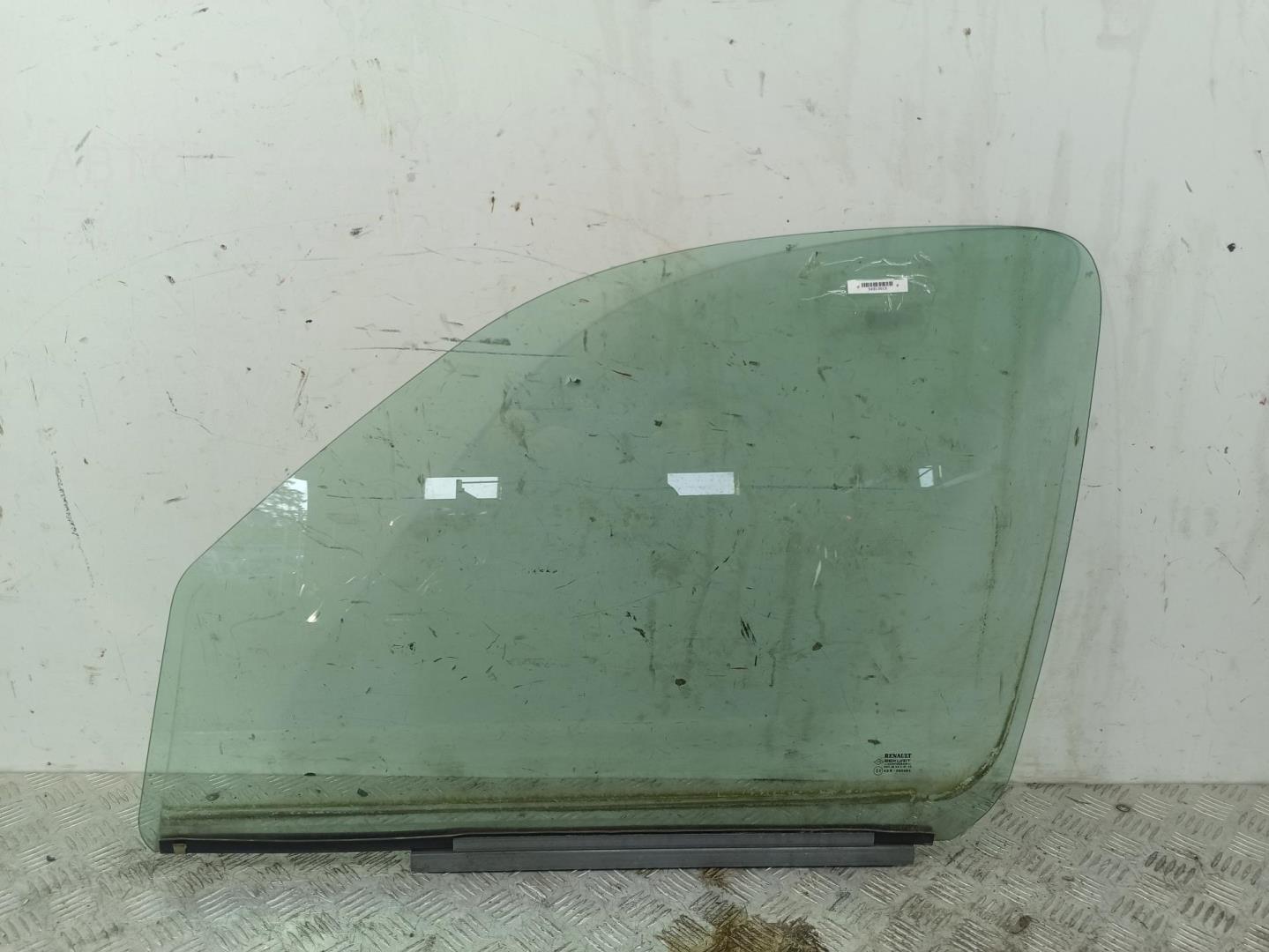 Стекло двери передней левой