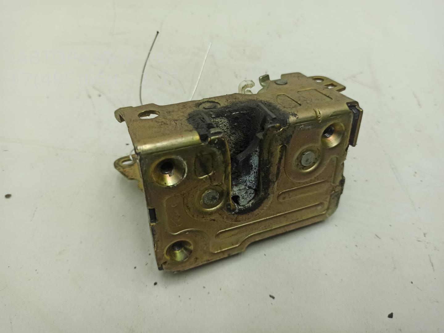 Замок двери передней правой