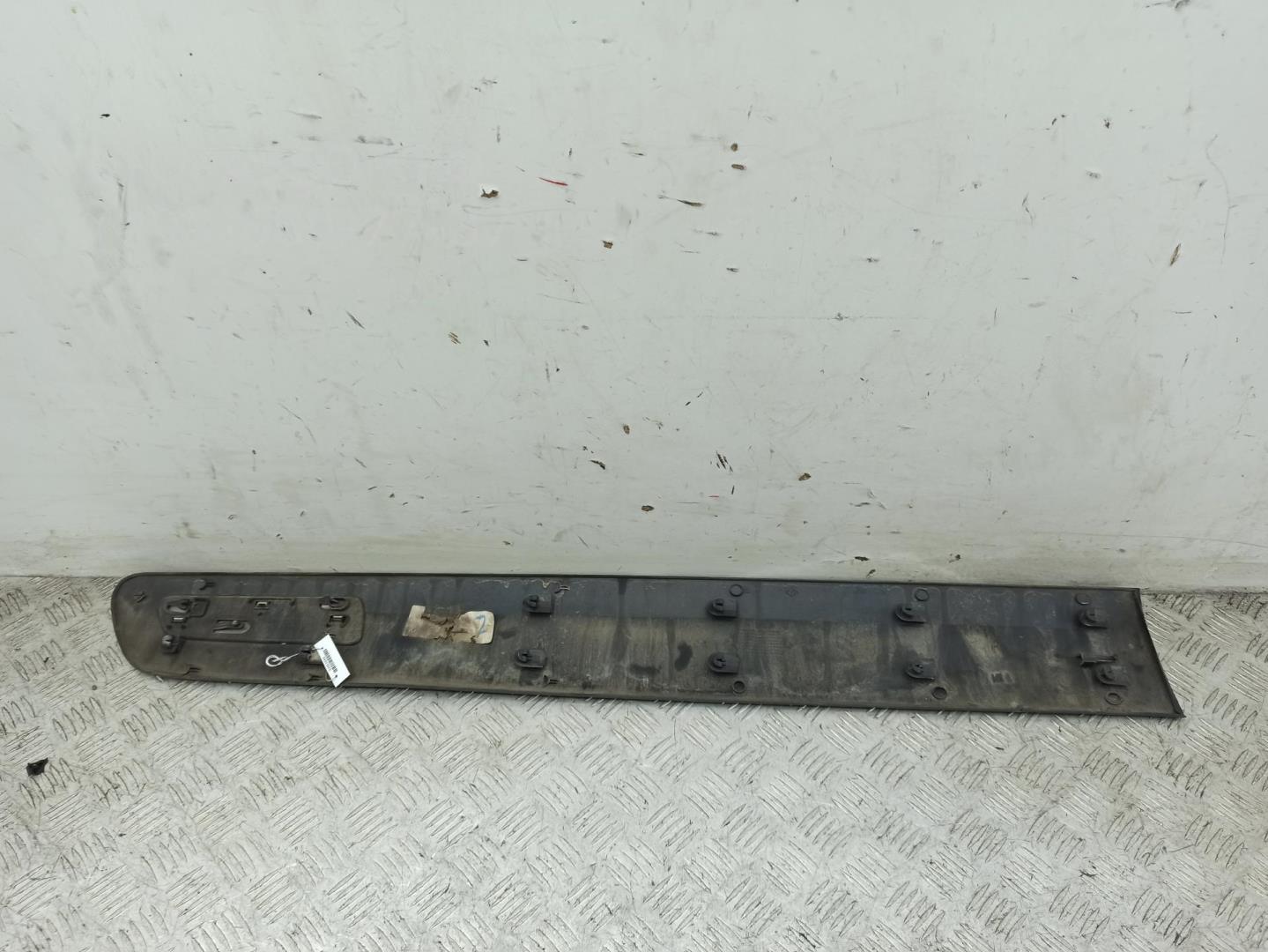 Накладка двери передней правой