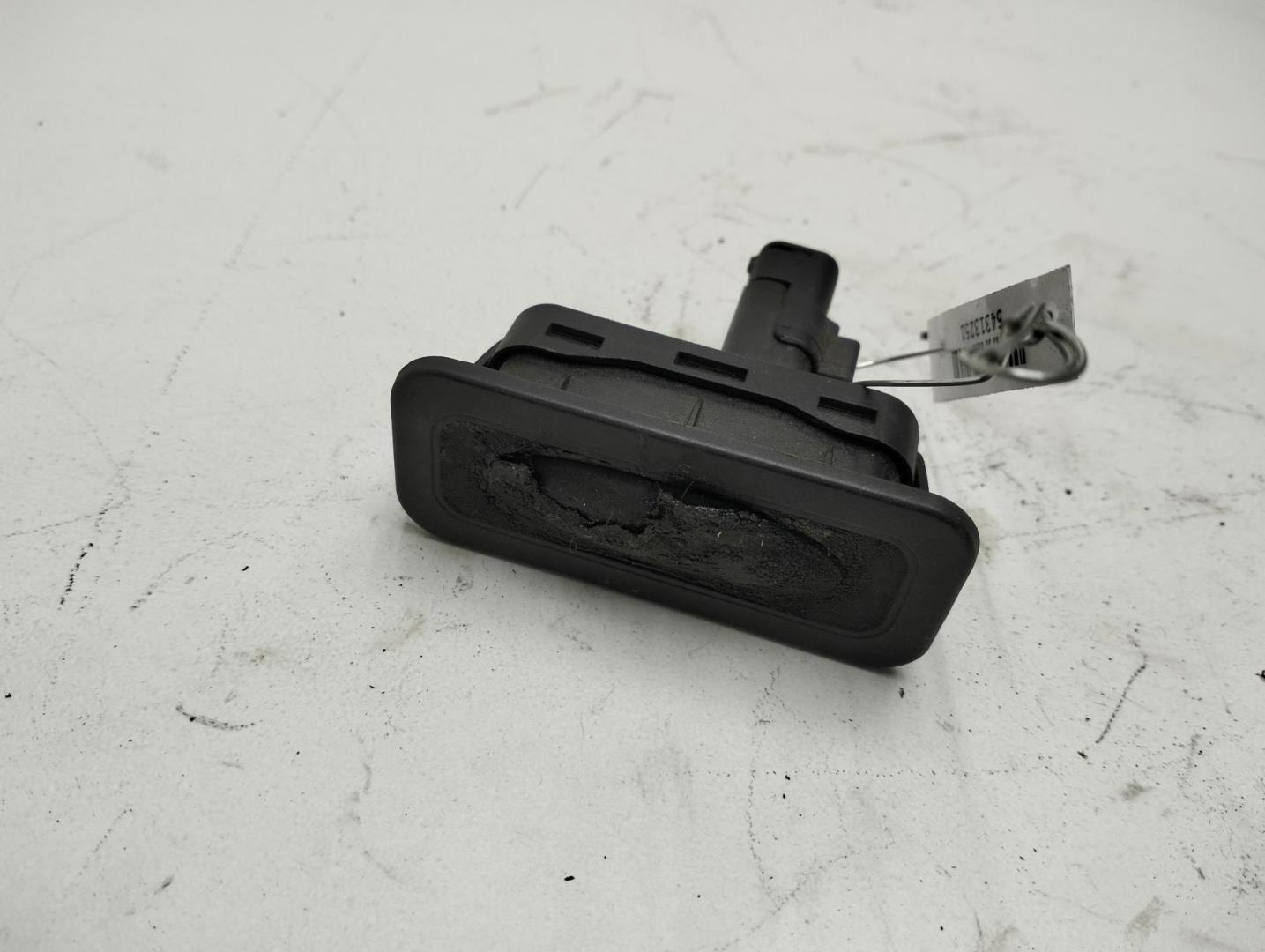 Кнопка открывания багажника