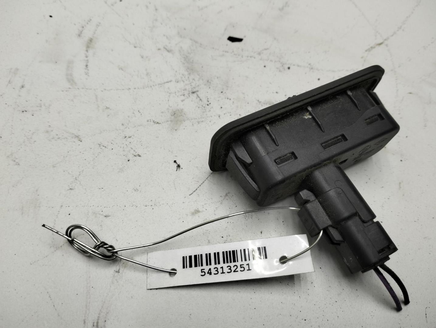 Кнопка открывания багажника