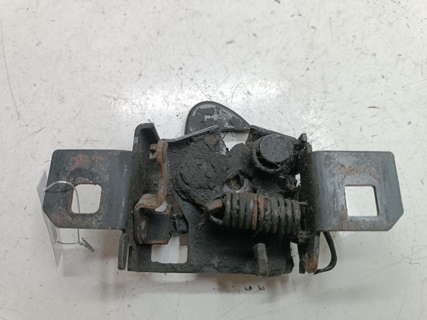 Замок капота