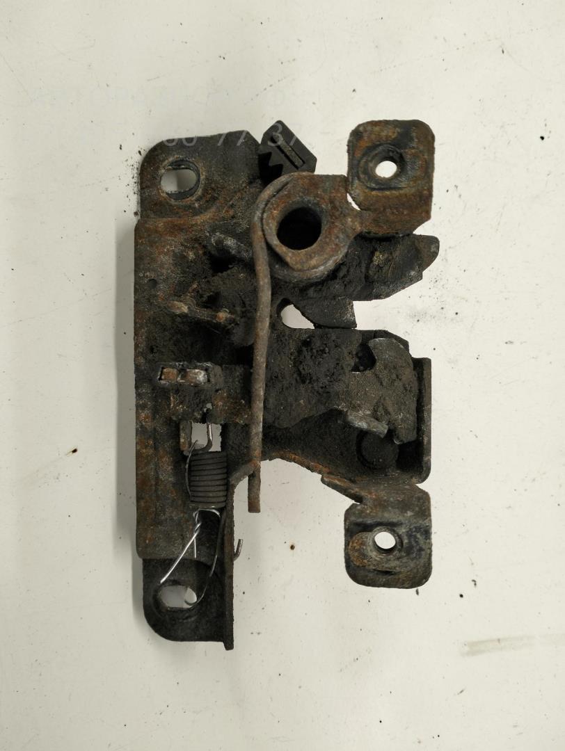 Замок капота