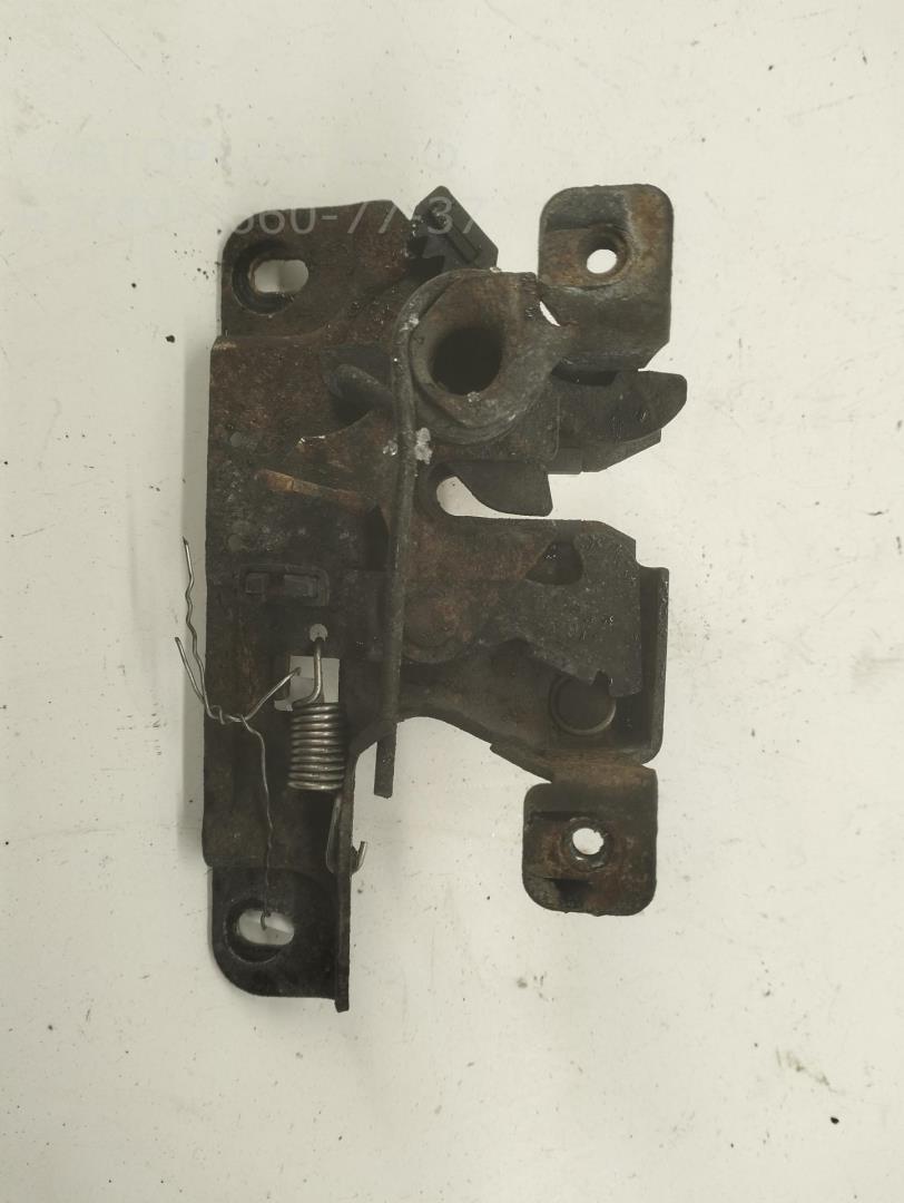 Замок капота