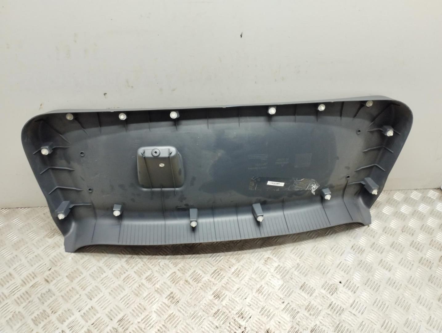 Обшивка крышки багажника