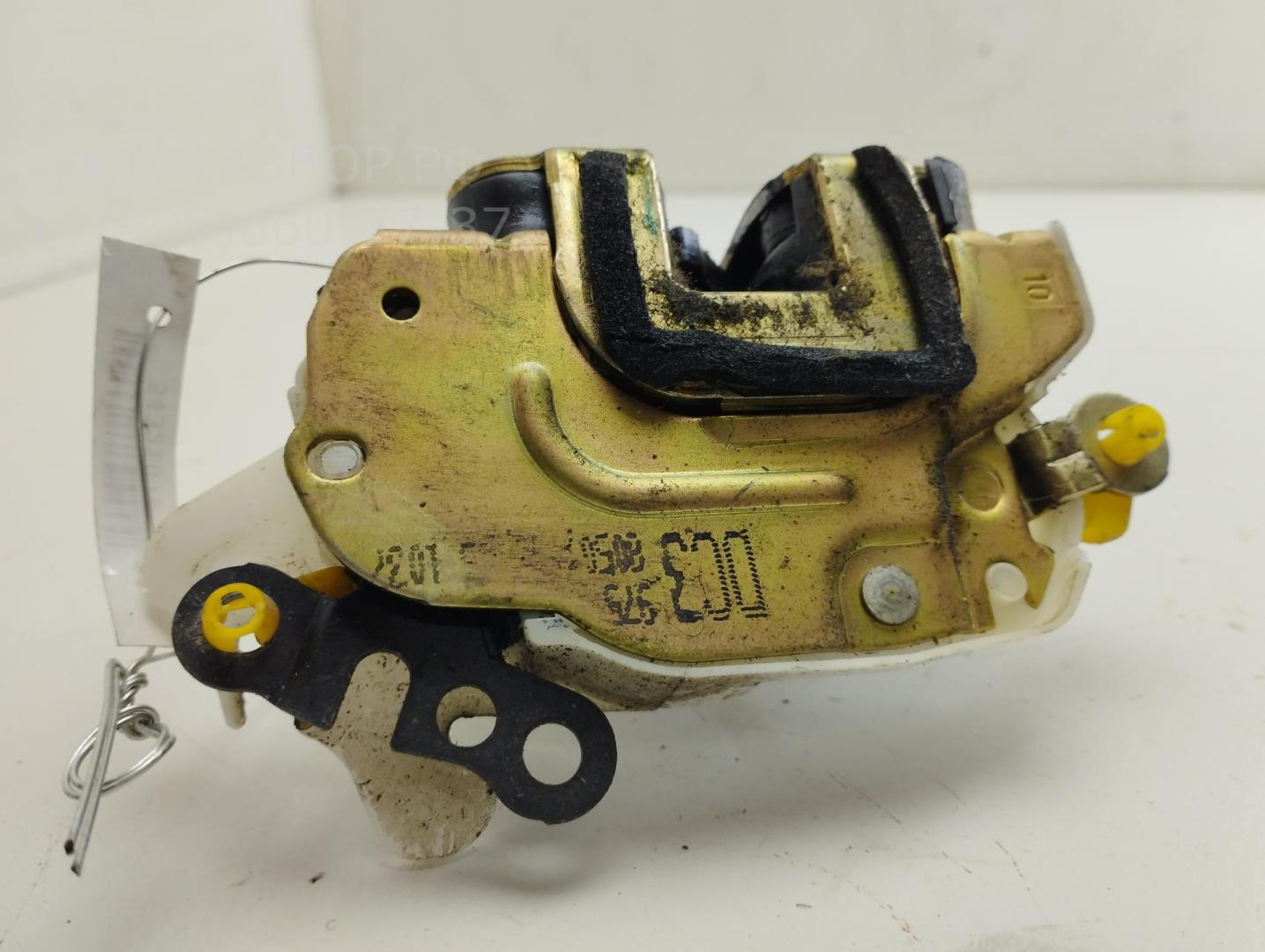 Замок двери передней левой