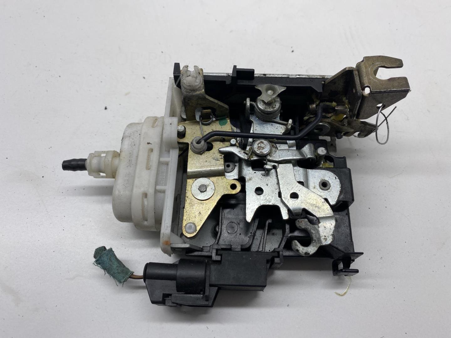 Замок двери передней правой