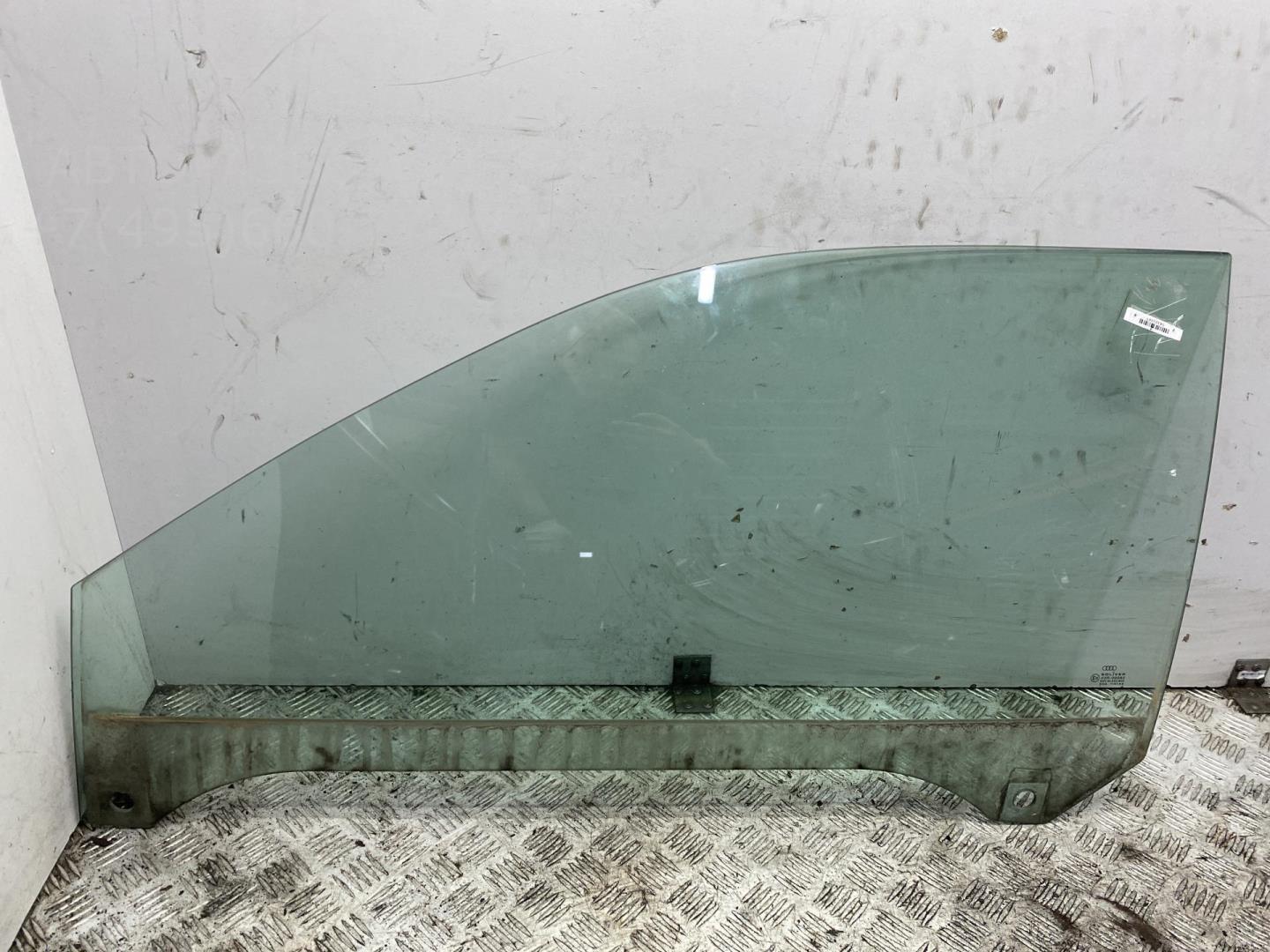 Стекло двери передней левой