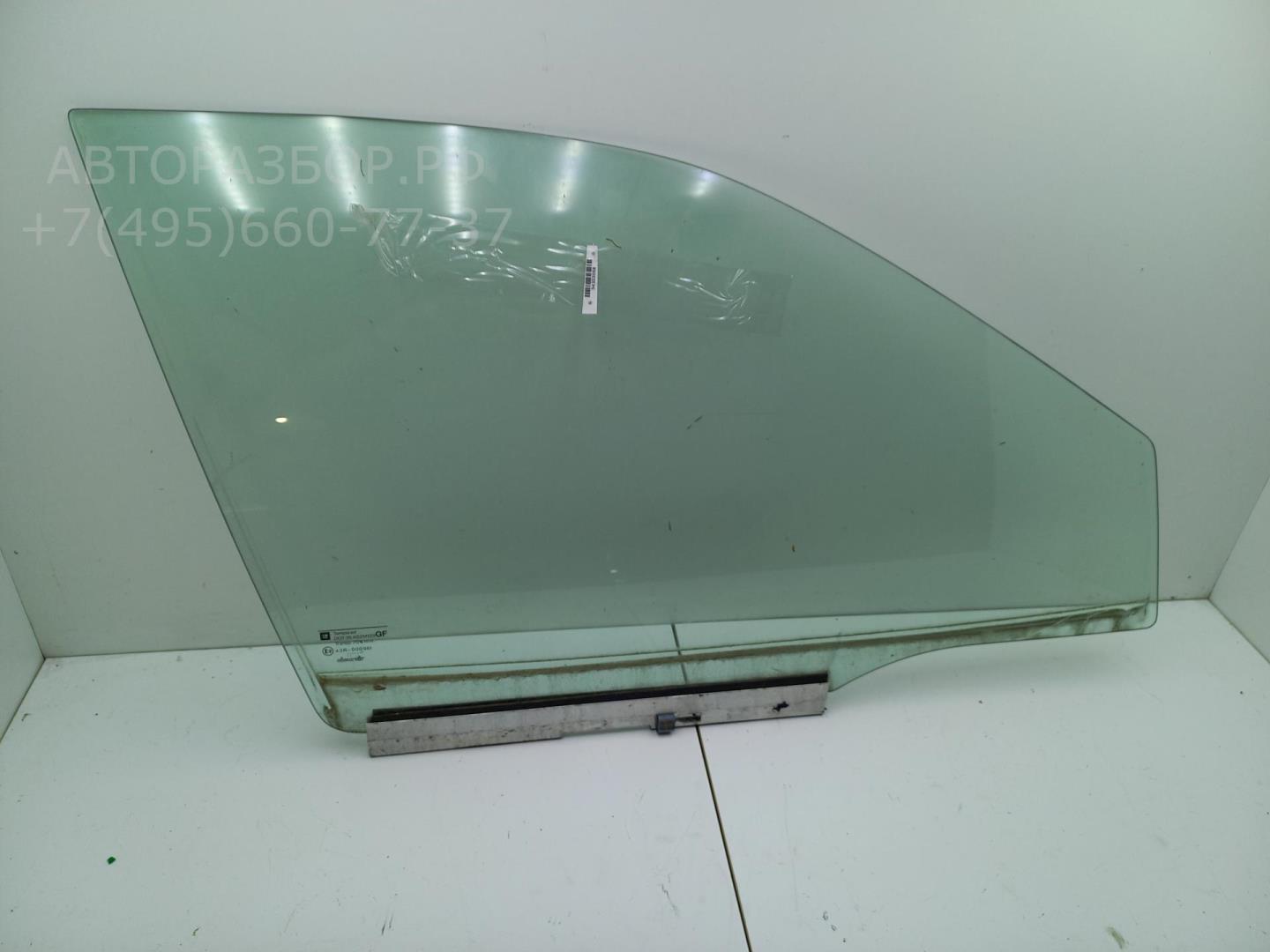 Стекло двери передней правой