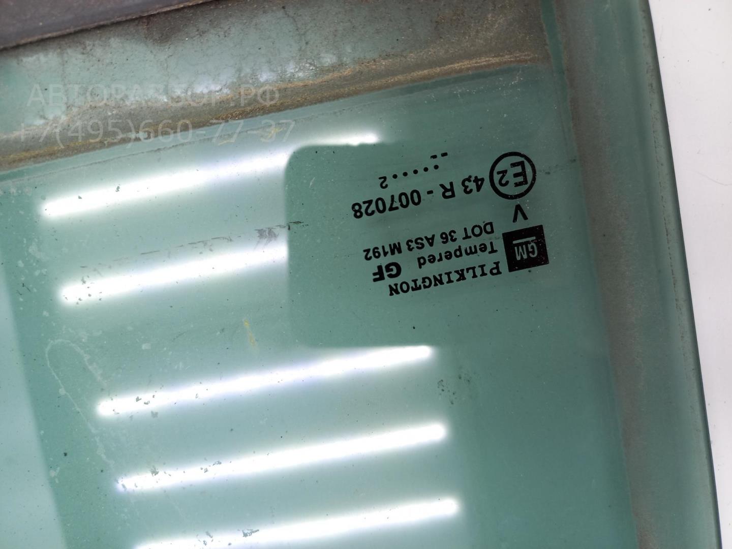 Стекло двери задней правой (форточка)