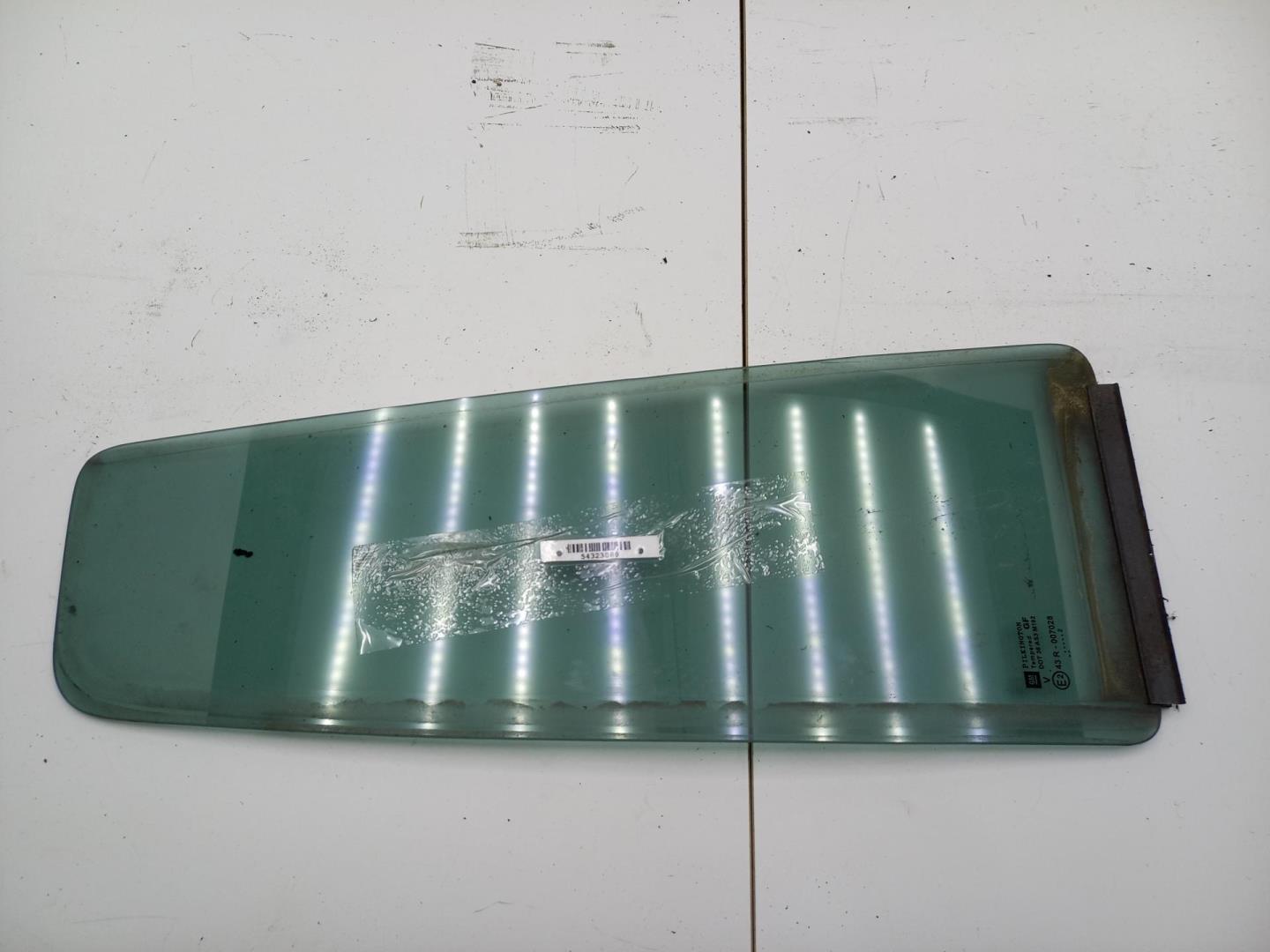 Стекло двери задней правой (форточка)