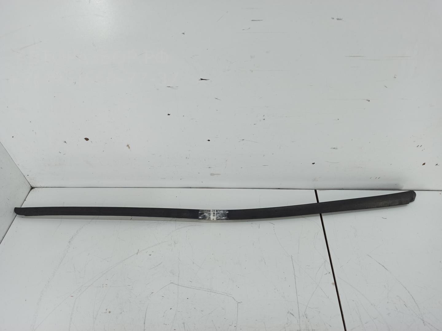 Молдинг лобового стекла