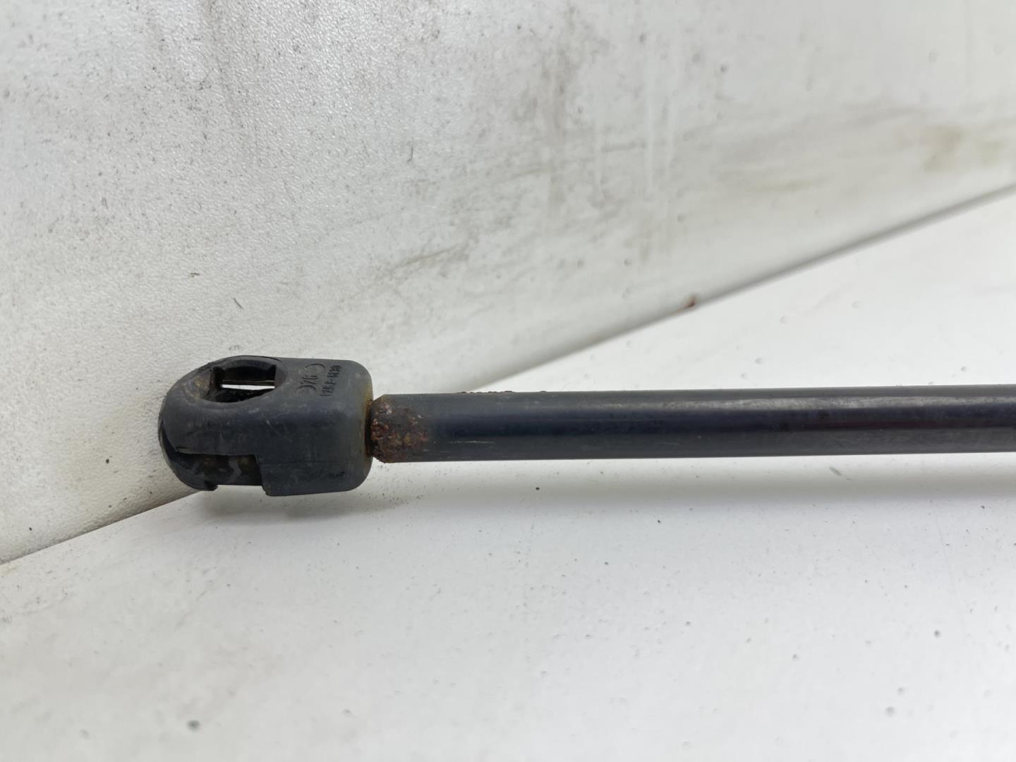 Амортизатор крышки багажника