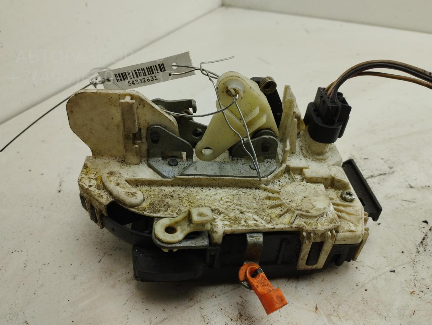 Замок двери передней левой